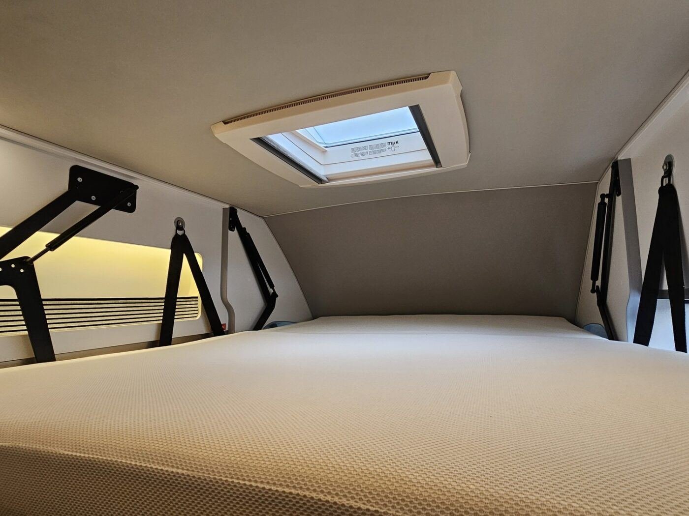 Cama superior con claraboya