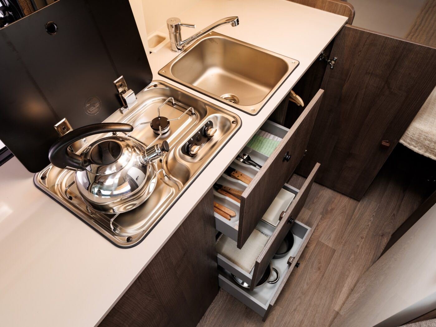 Cocina con fogones, fregadero y cajones