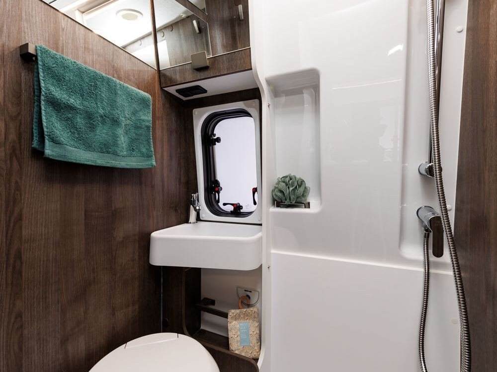 Baño con lavabo y ducha